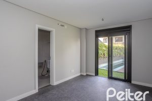 Casa à venda com 230m², 3 dormitórios, 3 suítes, 2 vagas, no bairro Vila Assunção em Porto Alegre