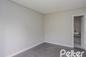 Casa à venda com 230m², 3 dormitórios, 3 suítes, 2 vagas, no bairro Vila Assunção em Porto Alegre