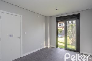 Casa à venda com 230m², 3 dormitórios, 3 suítes, 2 vagas, no bairro Vila Assunção em Porto Alegre