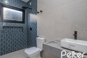 Casa à venda com 230m², 3 dormitórios, 3 suítes, 2 vagas, no bairro Vila Assunção em Porto Alegre