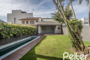 Casa à venda com 230m², 3 dormitórios, 3 suítes, 2 vagas, no bairro Vila Assunção em Porto Alegre