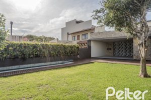 Casa à venda com 230m², 3 dormitórios, 3 suítes, 2 vagas, no bairro Vila Assunção em Porto Alegre