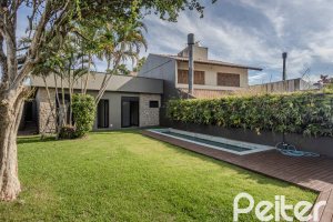 Casa à venda com 230m², 3 dormitórios, 3 suítes, 2 vagas, no bairro Vila Assunção em Porto Alegre