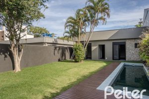 Casa à venda com 230m², 3 dormitórios, 3 suítes, 2 vagas, no bairro Vila Assunção em Porto Alegre