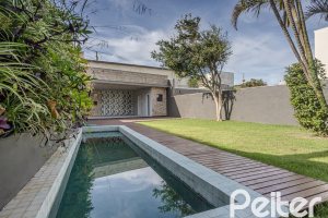 Casa à venda com 230m², 3 dormitórios, 3 suítes, 2 vagas, no bairro Vila Assunção em Porto Alegre