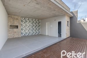 Casa à venda com 230m², 3 dormitórios, 3 suítes, 2 vagas, no bairro Vila Assunção em Porto Alegre