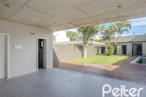 Casa à venda com 230m², 3 dormitórios, 3 suítes, 2 vagas, no bairro Vila Assunção em Porto Alegre