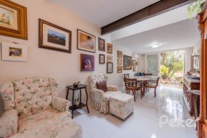 Casa à venda com 280m², 4 dormitórios, 2 suítes, 4 vagas, no bairro Vila Assuncao em Porto Alegre