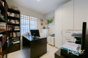 Casa à venda com 280m², 4 dormitórios, 2 suítes, 4 vagas, no bairro Vila Assuncao em Porto Alegre
