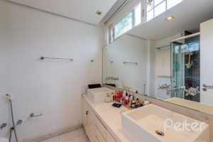 Casa à venda com 280m², 4 dormitórios, 2 suítes, 4 vagas, no bairro Vila Assuncao em Porto Alegre