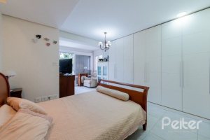 Casa à venda com 280m², 4 dormitórios, 2 suítes, 4 vagas, no bairro Vila Assuncao em Porto Alegre