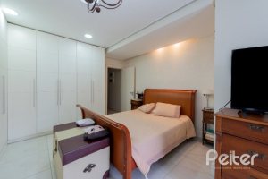 Casa à venda com 280m², 4 dormitórios, 2 suítes, 4 vagas, no bairro Vila Assuncao em Porto Alegre