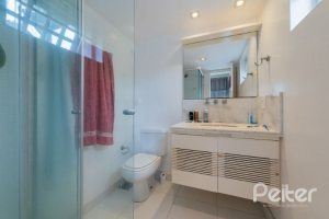 Casa à venda com 280m², 4 dormitórios, 2 suítes, 4 vagas, no bairro Vila Assuncao em Porto Alegre