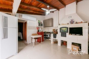 Casa à venda com 280m², 4 dormitórios, 2 suítes, 4 vagas, no bairro Vila Assuncao em Porto Alegre