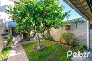 Casa à venda com 165m², 3 dormitórios, 1 suíte, 2 vagas, no bairro Ipanema em Porto Alegre