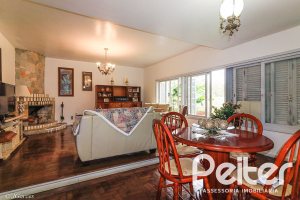 Casa à venda com 290m², 3 dormitórios, 1 suíte, 4 vagas, no bairro Jardim Isabel em Porto Alegre