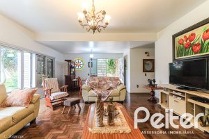 Casa à venda com 290m², 3 dormitórios, 1 suíte, 4 vagas, no bairro Jardim Isabel em Porto Alegre