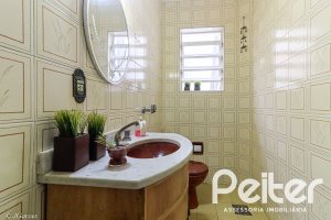 Casa à venda com 290m², 3 dormitórios, 1 suíte, 4 vagas, no bairro Jardim Isabel em Porto Alegre