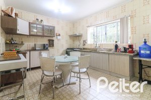 Casa à venda com 290m², 3 dormitórios, 1 suíte, 4 vagas, no bairro Jardim Isabel em Porto Alegre