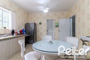 Casa à venda com 290m², 3 dormitórios, 1 suíte, 4 vagas, no bairro Jardim Isabel em Porto Alegre