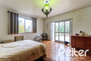 Casa à venda com 290m², 3 dormitórios, 1 suíte, 4 vagas, no bairro Jardim Isabel em Porto Alegre