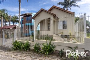 Casa à venda com 120m², 2 dormitórios, 5 vagas, no bairro Tristeza em Porto Alegre