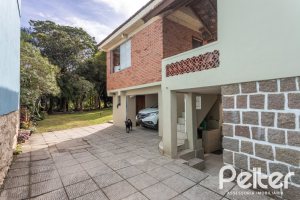 Casa à venda com 120m², 2 dormitórios, 5 vagas, no bairro Tristeza em Porto Alegre