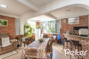 Casa à venda com 120m², 2 dormitórios, 5 vagas, no bairro Tristeza em Porto Alegre