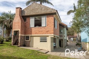 Casa à venda com 120m², 2 dormitórios, 5 vagas, no bairro Tristeza em Porto Alegre