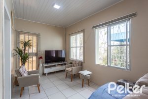 Casa à venda com 120m², 2 dormitórios, 5 vagas, no bairro Tristeza em Porto Alegre