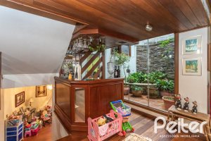 Casa à venda com 495m², 3 dormitórios, 2 suítes, 2 vagas, no bairro Jardim Isabel em Porto Alegre