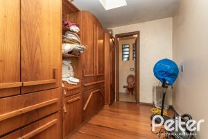 Casa à venda com 495m², 3 dormitórios, 2 suítes, 2 vagas, no bairro Jardim Isabel em Porto Alegre