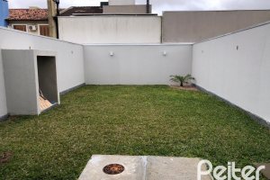 Casa à venda com 115m², 3 dormitórios, 1 suíte, 2 vagas, no bairro Hípica em Porto Alegre