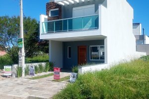 Casa à venda com 115m², 3 dormitórios, 1 suíte, 2 vagas, no bairro Hípica em Porto Alegre