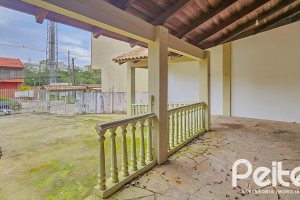 Casa à venda com 196m², 2 dormitórios, 1 suíte, 4 vagas, no bairro Tristeza em Porto Alegre