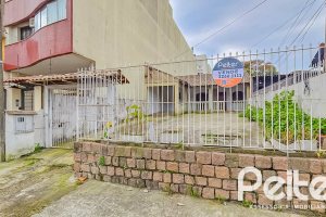 Casa à venda com 196m², 2 dormitórios, 1 suíte, 4 vagas, no bairro Tristeza em Porto Alegre