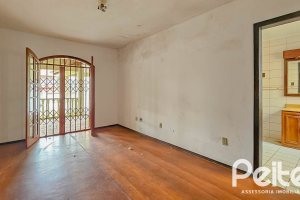 Casa à venda com 196m², 2 dormitórios, 1 suíte, 4 vagas, no bairro Tristeza em Porto Alegre