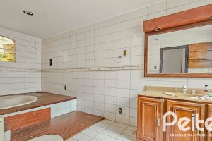 Casa à venda com 196m², 2 dormitórios, 1 suíte, 4 vagas, no bairro Tristeza em Porto Alegre