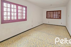 Casa à venda com 196m², 2 dormitórios, 1 suíte, 4 vagas, no bairro Tristeza em Porto Alegre