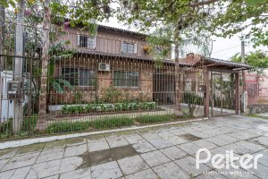 Casa à venda com 231m², 5 dormitórios, 5 vagas, no bairro Cristal em Porto Alegre