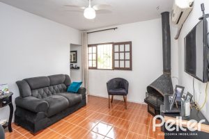 Casa à venda com 231m², 5 dormitórios, 5 vagas, no bairro Cristal em Porto Alegre
