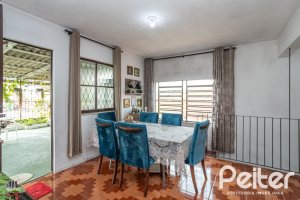 Casa à venda com 231m², 5 dormitórios, 5 vagas, no bairro Cristal em Porto Alegre