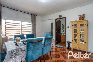 Casa à venda com 231m², 5 dormitórios, 5 vagas, no bairro Cristal em Porto Alegre