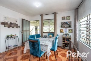 Casa à venda com 231m², 5 dormitórios, 5 vagas, no bairro Cristal em Porto Alegre