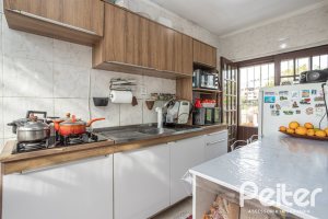 Casa à venda com 231m², 5 dormitórios, 5 vagas, no bairro Cristal em Porto Alegre