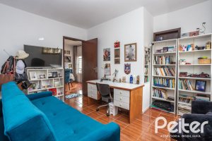 Casa à venda com 231m², 5 dormitórios, 5 vagas, no bairro Cristal em Porto Alegre