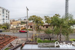 Casa à venda com 231m², 5 dormitórios, 5 vagas, no bairro Cristal em Porto Alegre