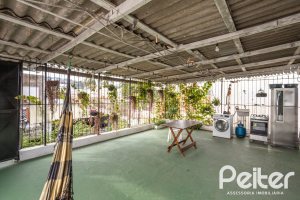 Casa à venda com 231m², 5 dormitórios, 5 vagas, no bairro Cristal em Porto Alegre