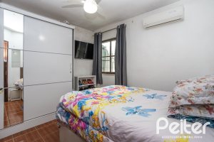 Casa à venda com 231m², 5 dormitórios, 5 vagas, no bairro Cristal em Porto Alegre