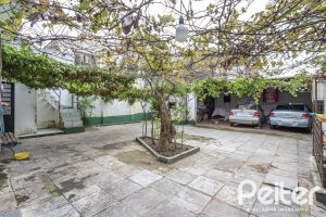 Casa à venda com 231m², 5 dormitórios, 5 vagas, no bairro Cristal em Porto Alegre